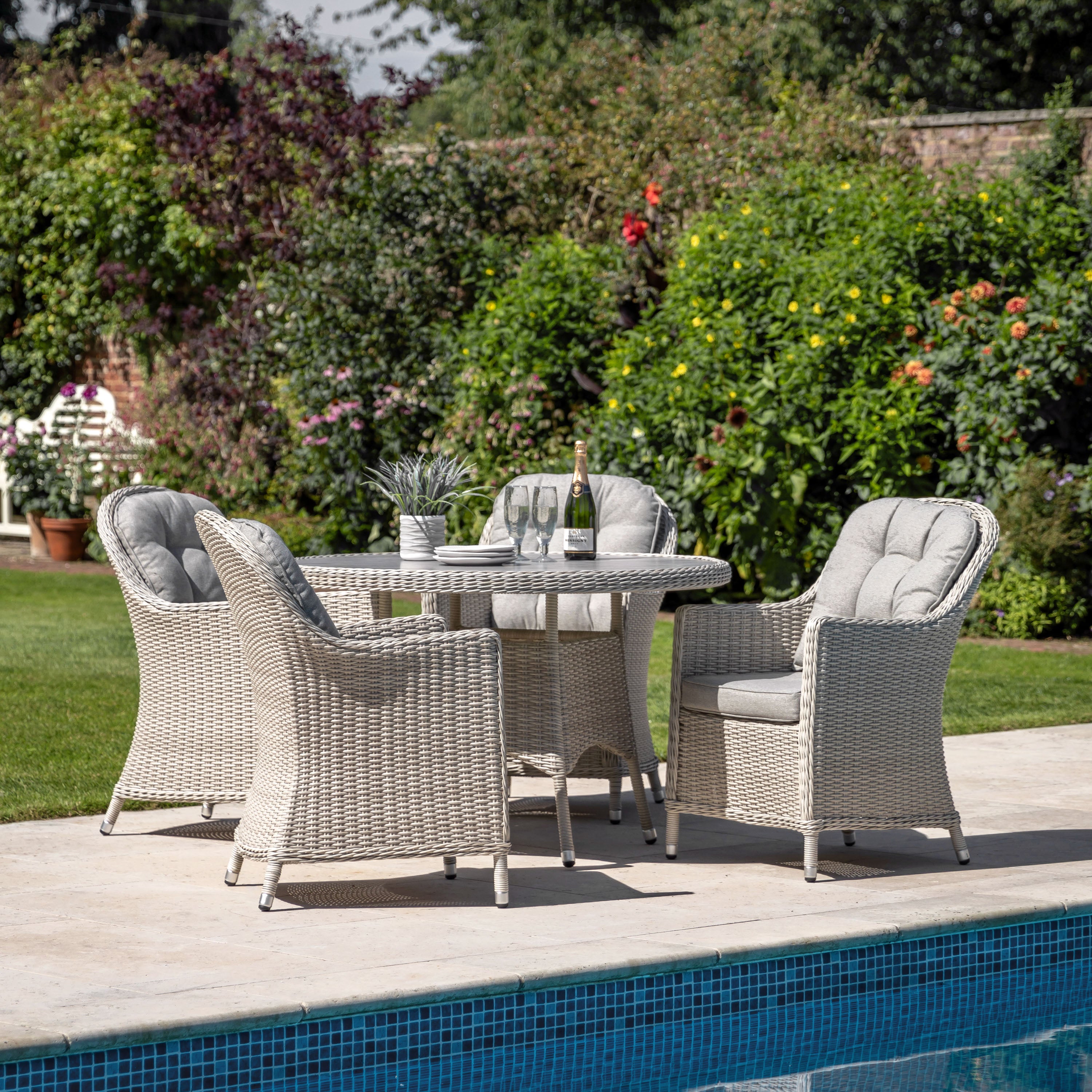 Ashwick Outdoor 4 Seater Round Dining Set